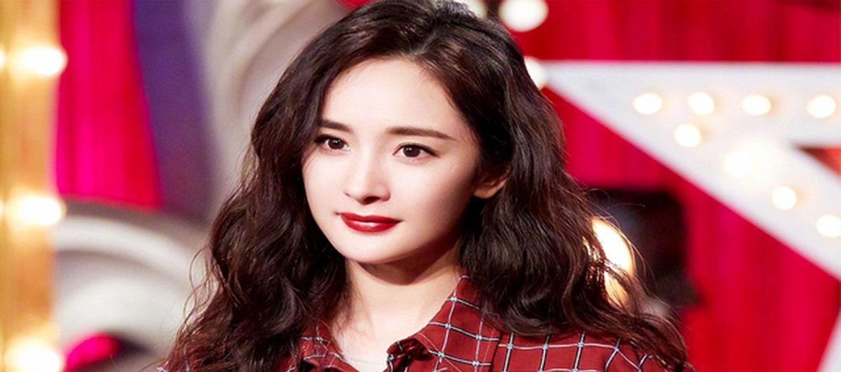 杨幂穿连体衣,杨幂穿连体花苞服