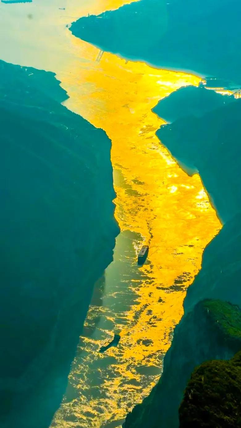 朝辞白帝彩云间中的白帝城指,早发白帝城和朝辞白帝彩云间