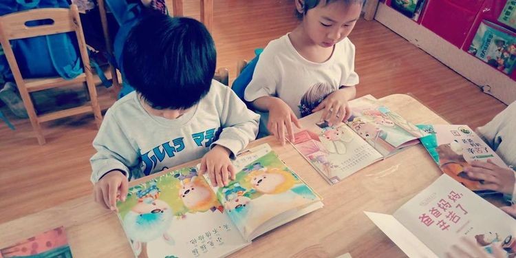 妈妈怎么教幼儿园孩子背诗,幼儿什么时候开始学习背诗