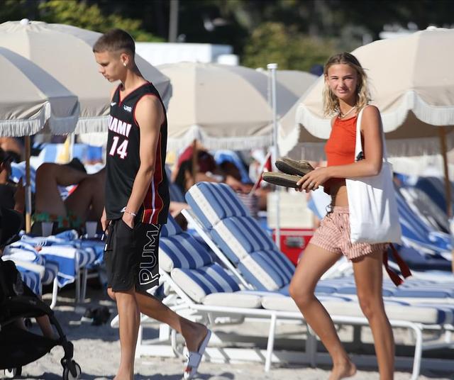 小贝19岁二儿子的模特广告曝光！穿蕾丝衬衫秀肌肉，八字胡贼滑稽