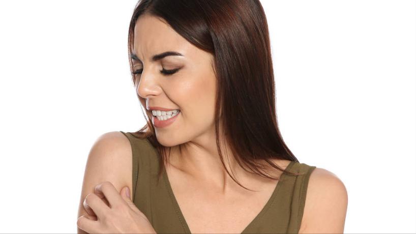 男性大量阴虱和虫卵,男子腹部痒