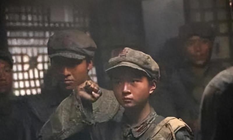 敌人用烧红的火钳从她的阴部直捅到腹腔！英勇牺牲的红军草鞋队长