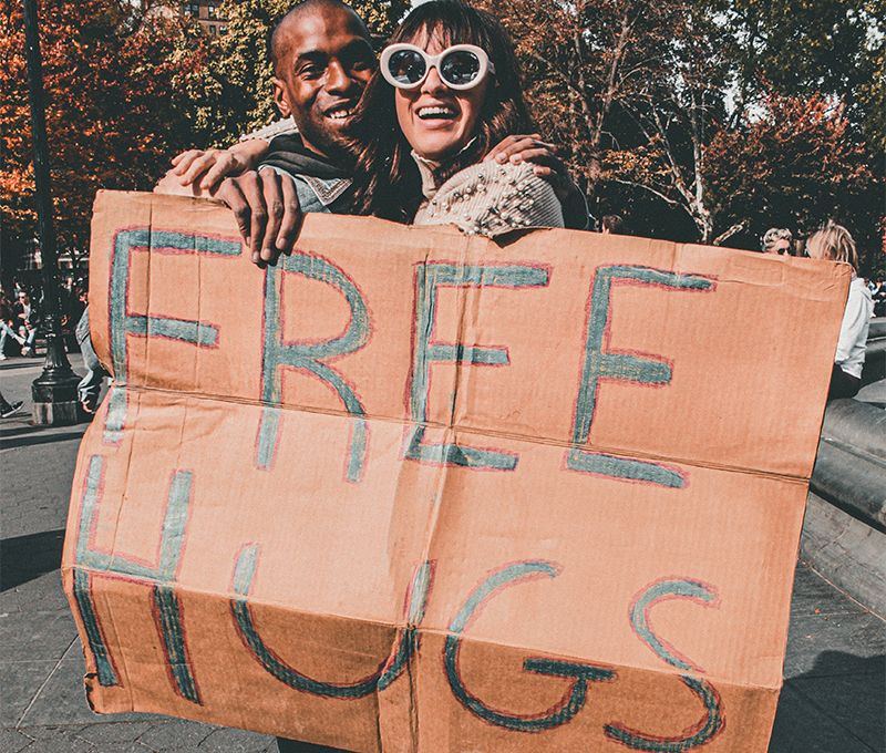 拥抱对爱情有什么好处,人们为什么会亲吻