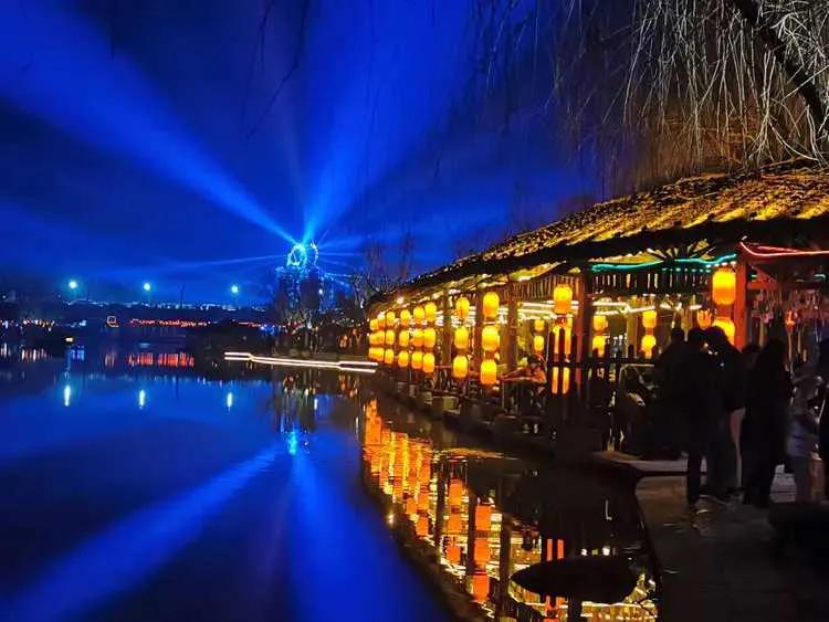 西安白鹿原白鹿仓景区夜景,西安春节游玩白鹿原影视城