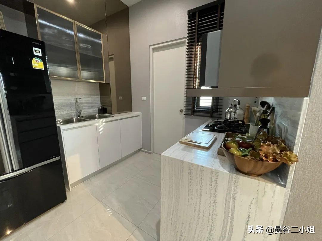 只要100多万的泰国三层别墅，6米挑高玻璃窗，比千万豪宅还大气