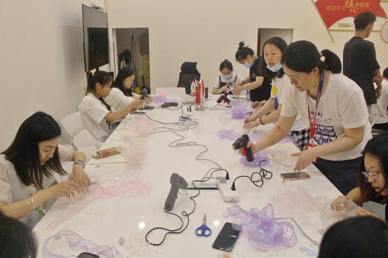 “点点灯光·照亮生活”桂溪街道总工会开展梦幻水母灯手作活动