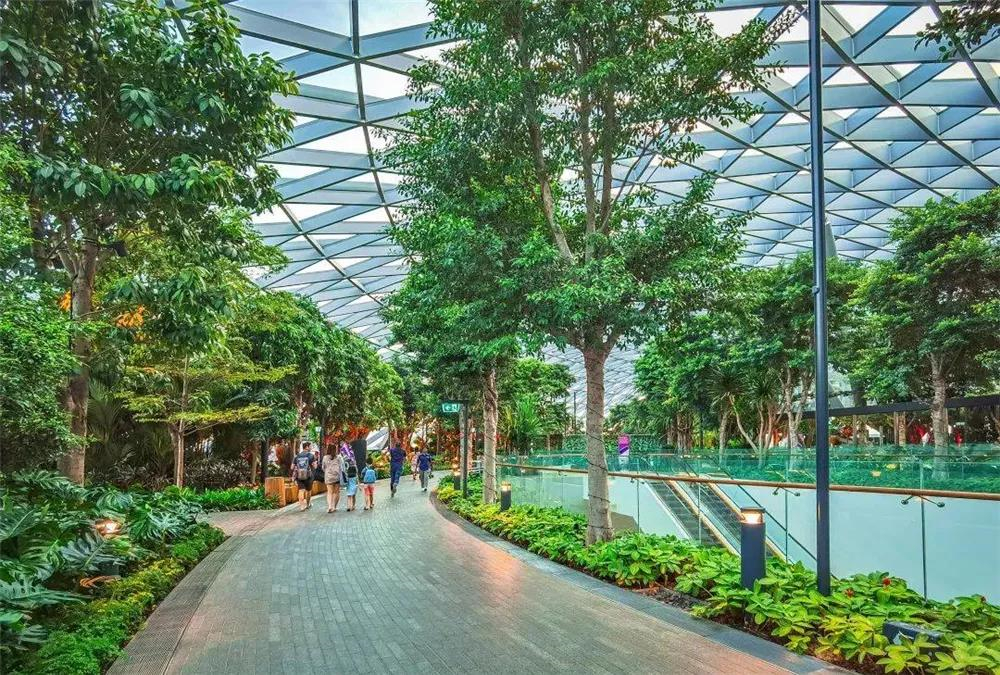 通过“硬件软件”的创新，打造“好吃好逛又好玩”的机场商业