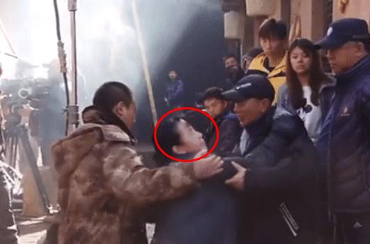 成龙谈论小鲜肉不能吊威亚,我看你有戏成龙说吊威亚张国立