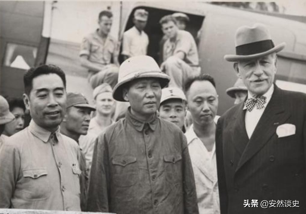 76年毛主席没参加周总理追悼会，*国锋华**含泪解释：老人家身不由己