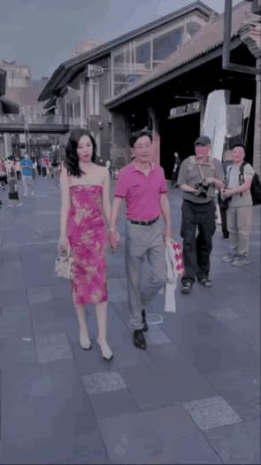 牵手门胡总离婚,被胡总牵手的董小姐开始反击