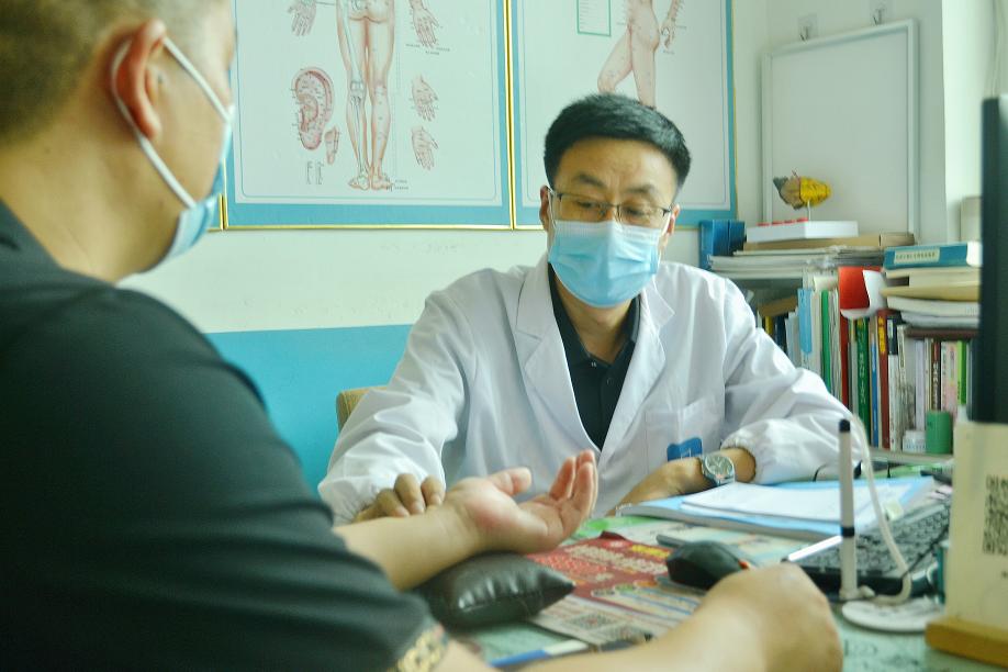 扎根基层四十载医者护乡亲,扎根基层村医