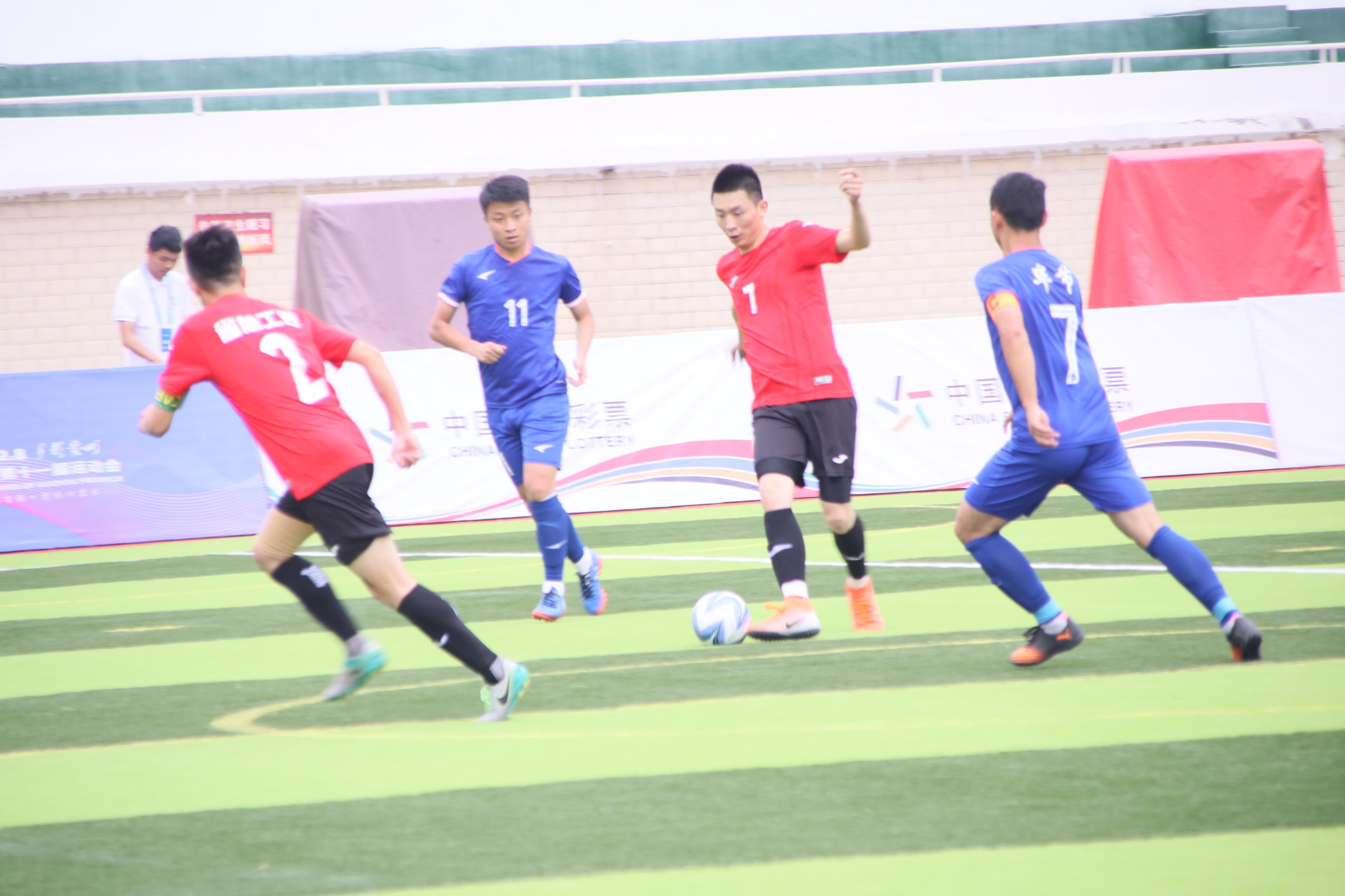 *情纵**驰骋绿茵场享受足球乐趣贵州省第十一届运动会群众项目五人制足球比赛开赛