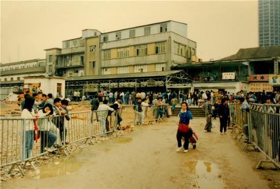 “变性人”李二毛，为爱变“女人”惨遭抛弃，出租屋结束悲惨一生