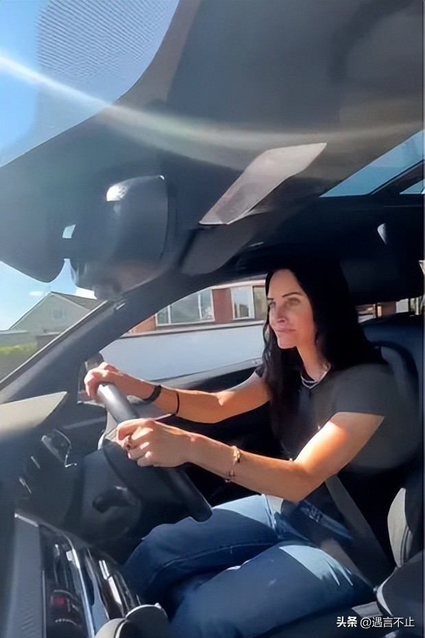 后悔整容，只恋爱不结婚，她才不是那个争强好胜的莫妮卡