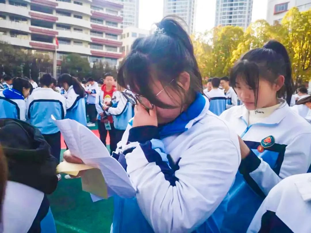开学季校园展示打卡,开学啦冰墩墩小学生积极向上图片