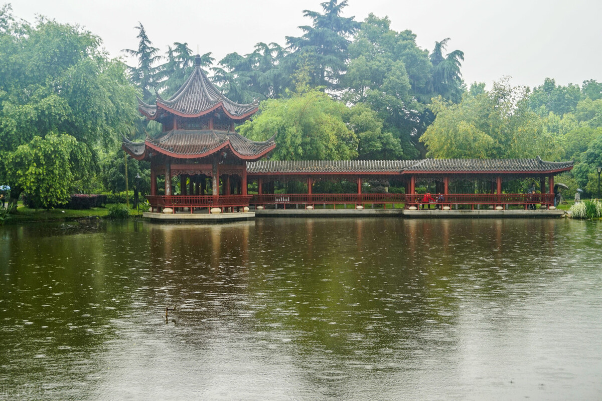 长沙国金中心网红打卡公仔雕像,湖南长沙网红打卡旅游景点