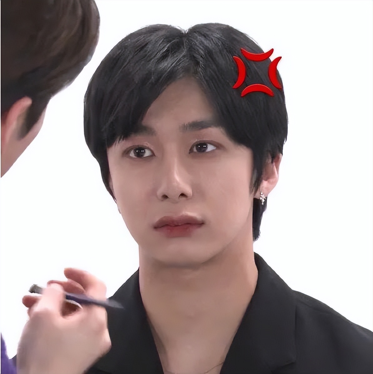 靠韩团门面出道却不火，后凭借表情包出圈，却被扒可疑物品惹争议