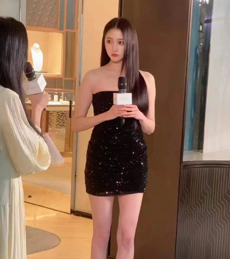 关晓彤最新照片女人味十足,关晓彤精修机场生图半身造型