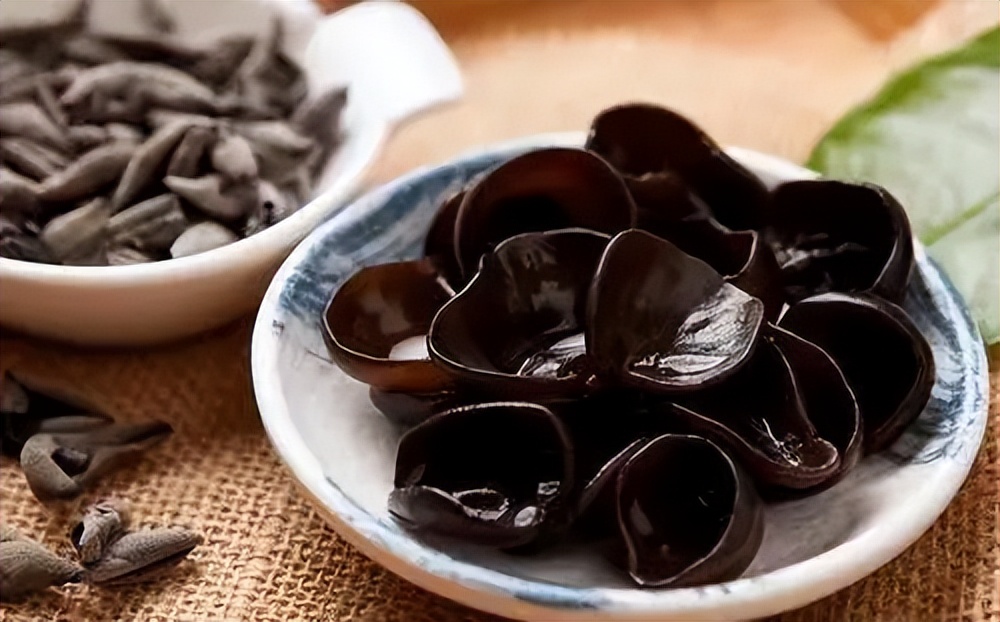 木耳不能和哪几种食物同吃,木耳跟哪些食物不能一起吃