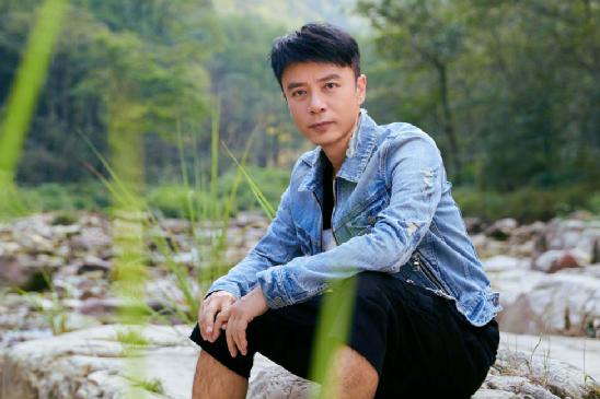 为还每月60万的房贷，54岁李克勤频上综艺，酒桌上被灌酒显疲态