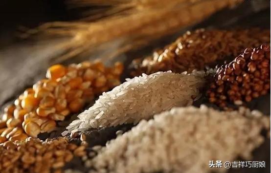 男子拿几十瓶茅台鉴定全部是假的,男子鉴定茅台几十瓶假酒