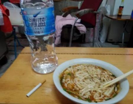 2毛钱的散烟，4块钱的面，天天在网吧过夜，这就是三和大神的生活