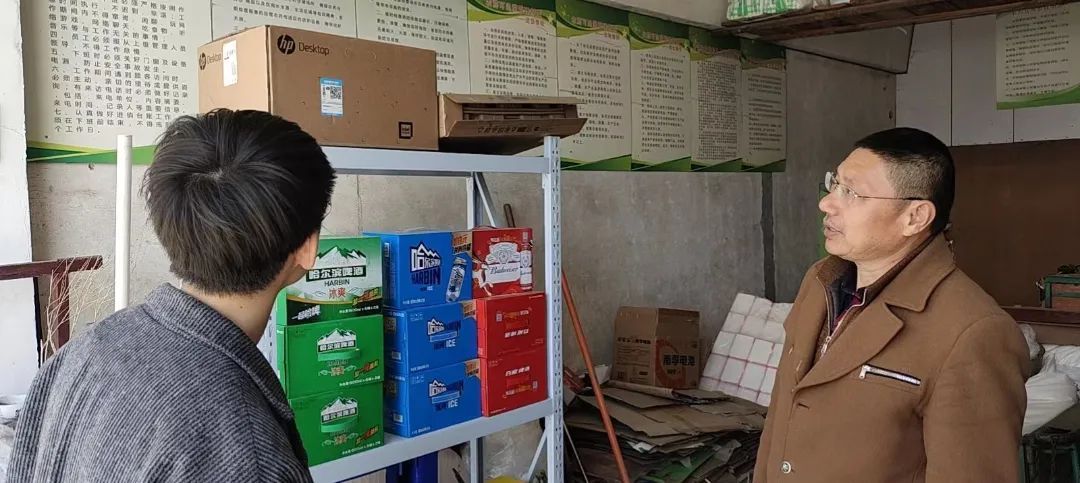 镇村电商服务站点日常巡查,电商工作人员工作视频