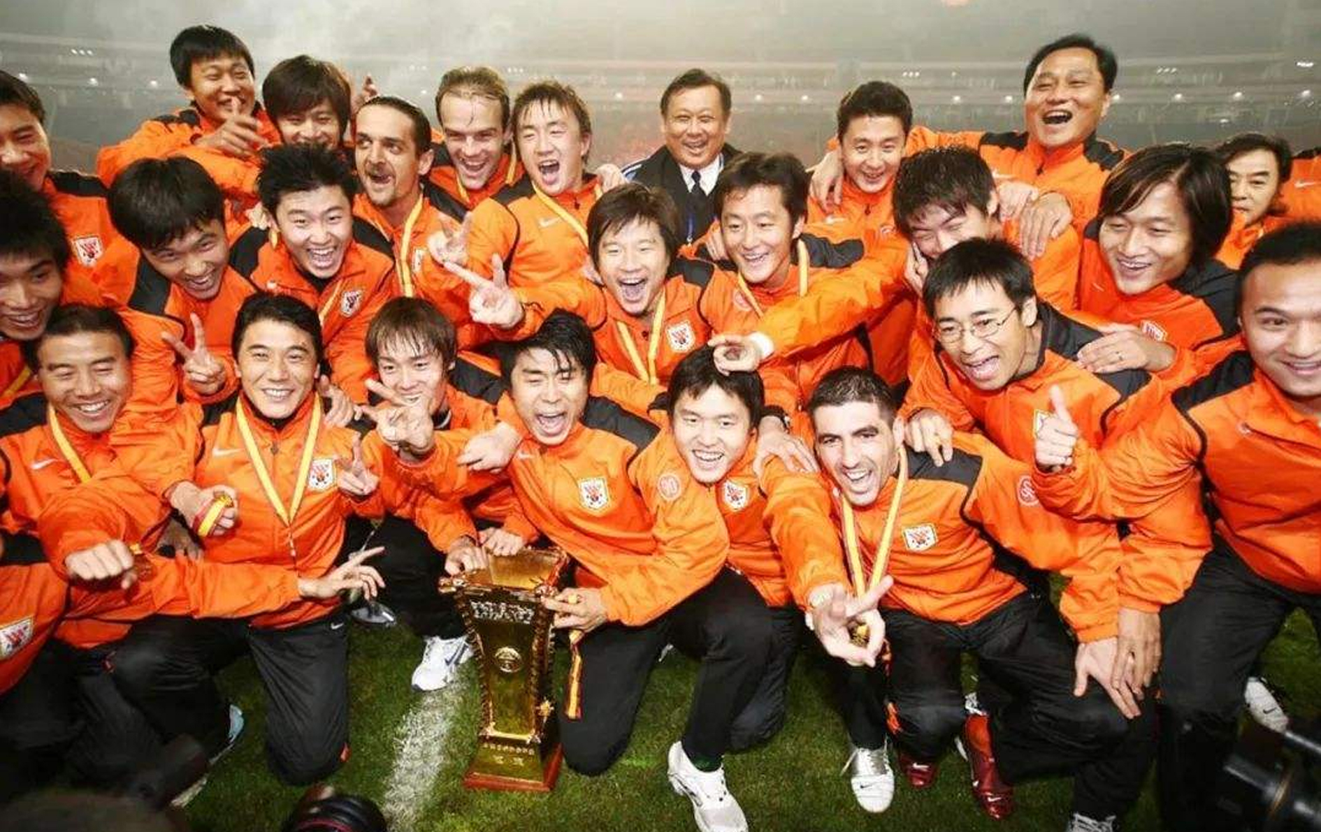 鲁能泰山上港争议判罚,中超山东泰山对深圳判罚