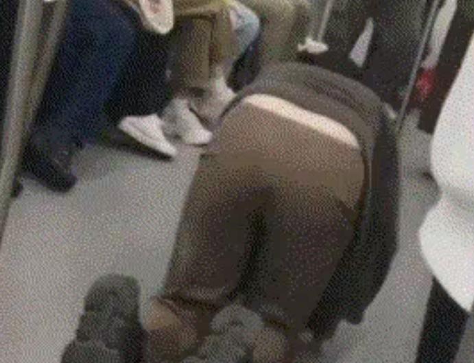 对于女大学生“奴性”行为的看法，网友称：不堪入目！