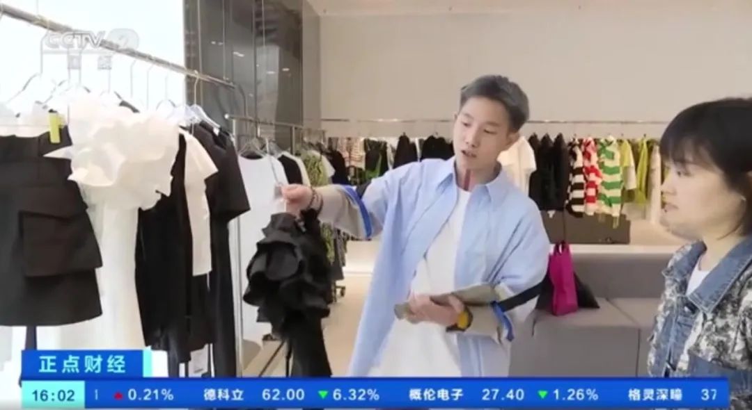 天气暖了,服装行业热了!深圳服装批发市场订单供不应求,服装工厂用工需求激增