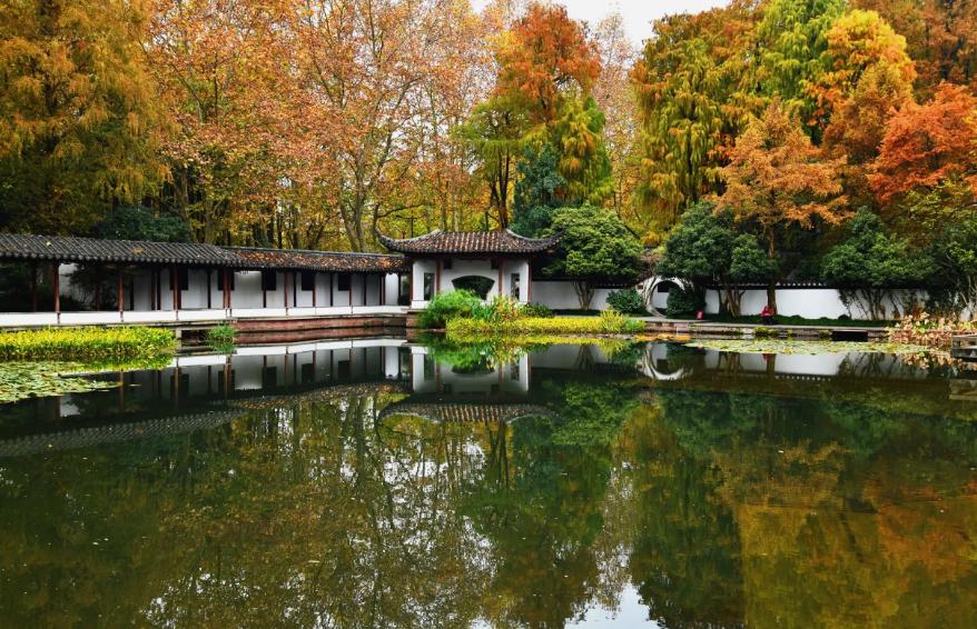 西湖的秋景诗句,西湖的秋天是美丽的