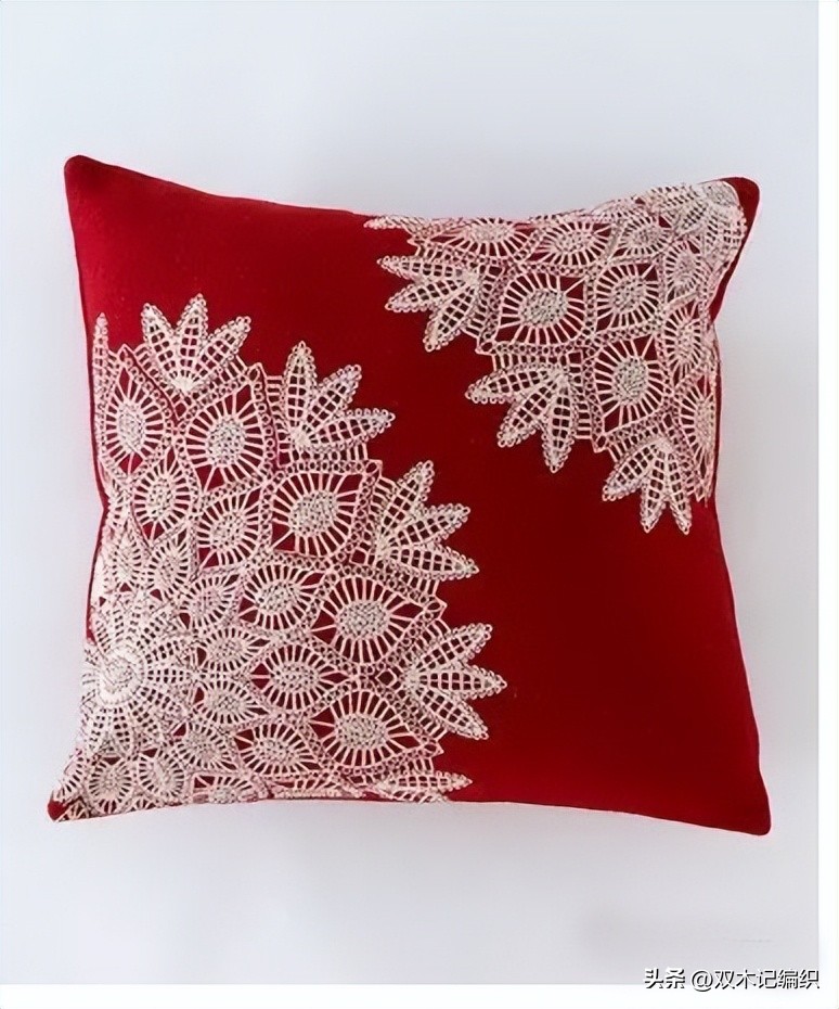 钩好的几片蕾丝缝到布艺抱枕和包包上，身价立马倍升