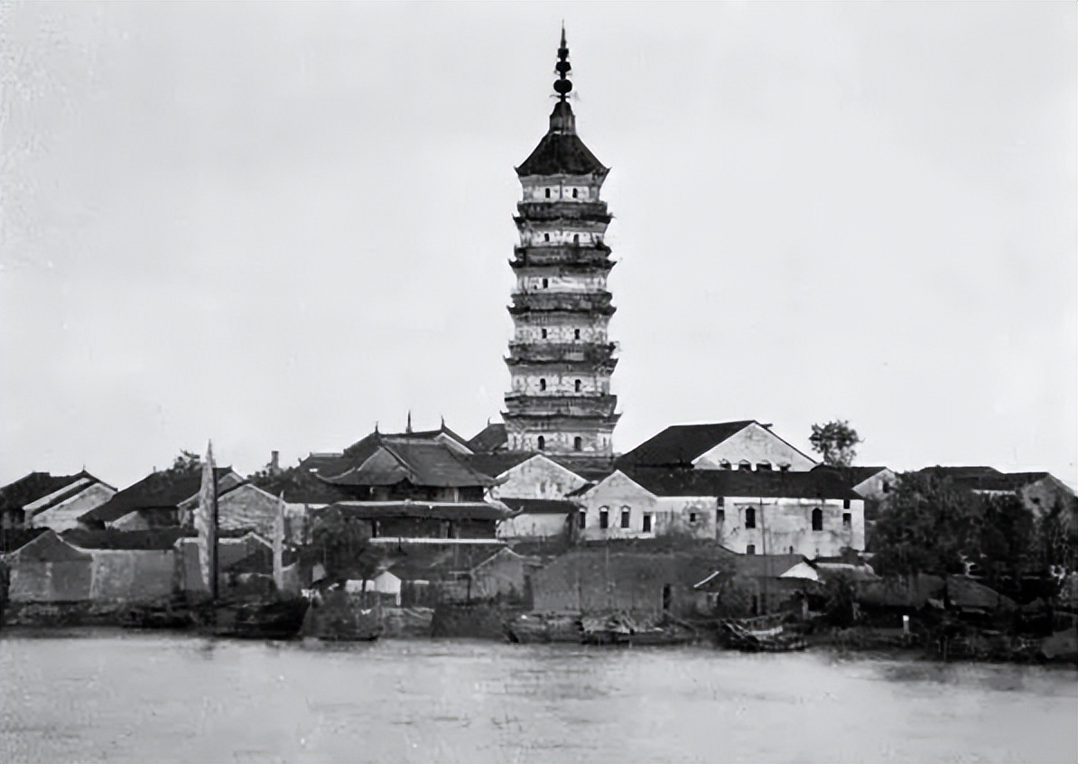 有宝塔的古钱币,古塔记载着历史的痕迹