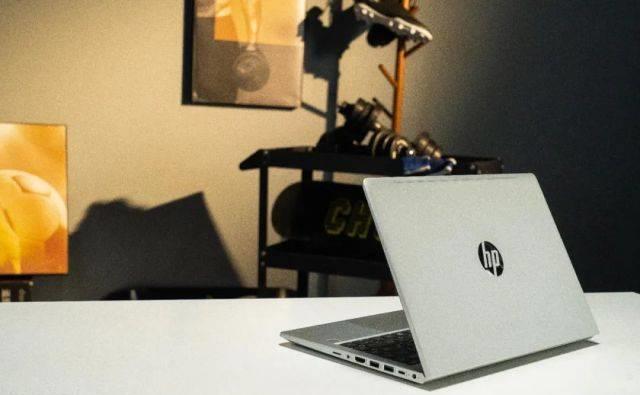 正面硬扛350斤杠铃足球飞射花式滑板，结局看傻了