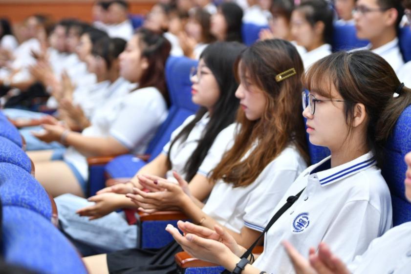 大一新生开学自我介绍,大一开学自我介绍几句话