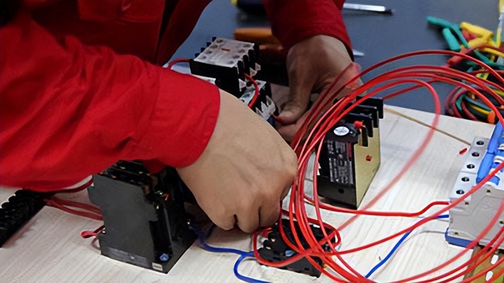 干电工拿死工资还是自己做烧烤好,干电工危险吗