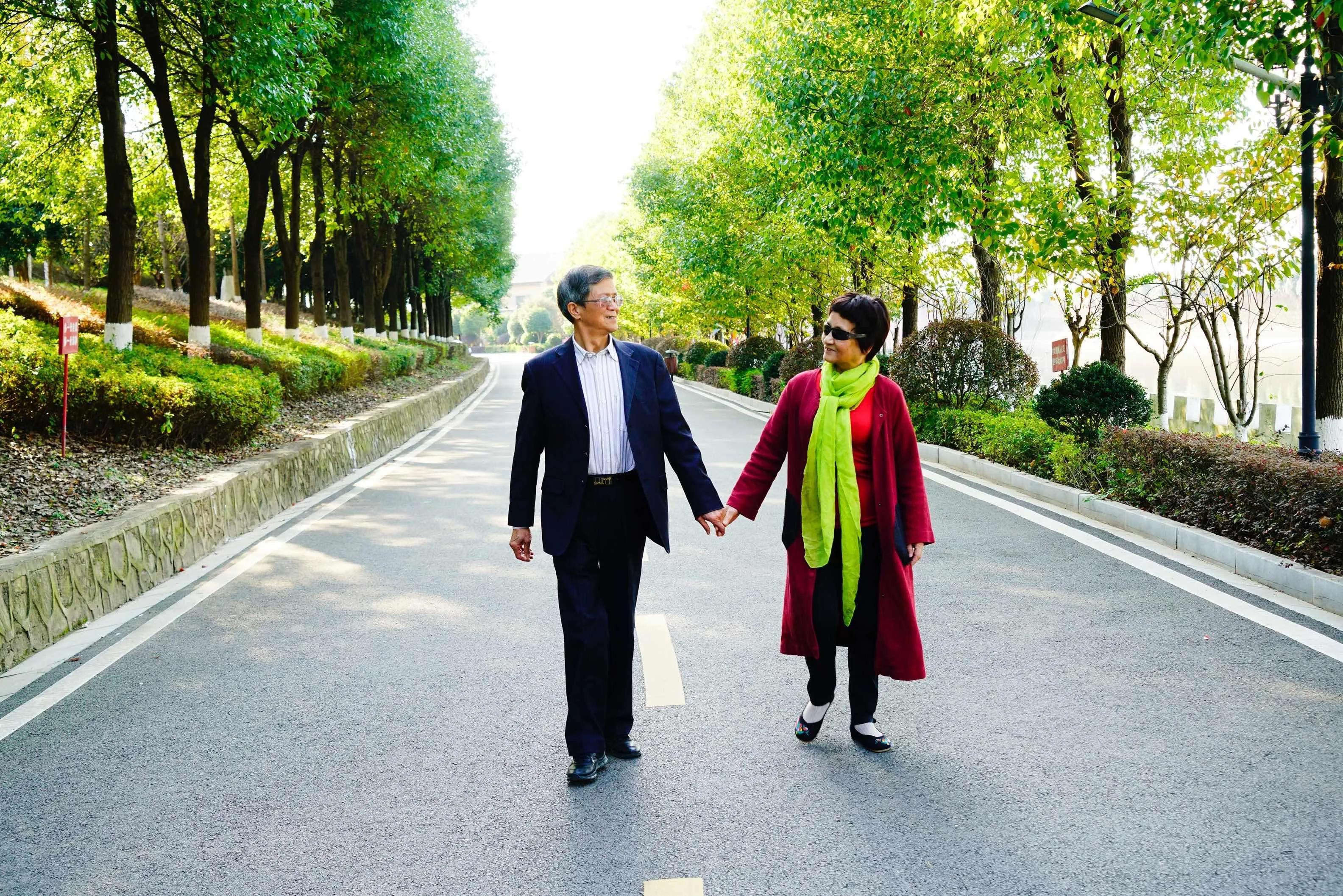 大哥去世大嫂借钱给三弟上大学,大哥大嫂卖弟妹房子后续