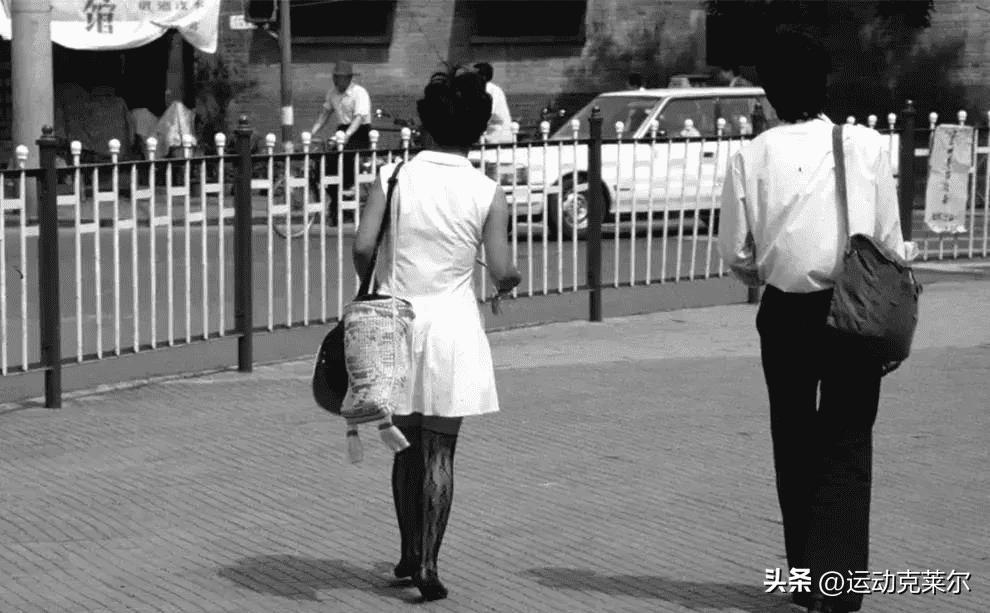 毁三观:旗人格格大腿岔开豪放洗衣,地主三妻四妾不输女明星2