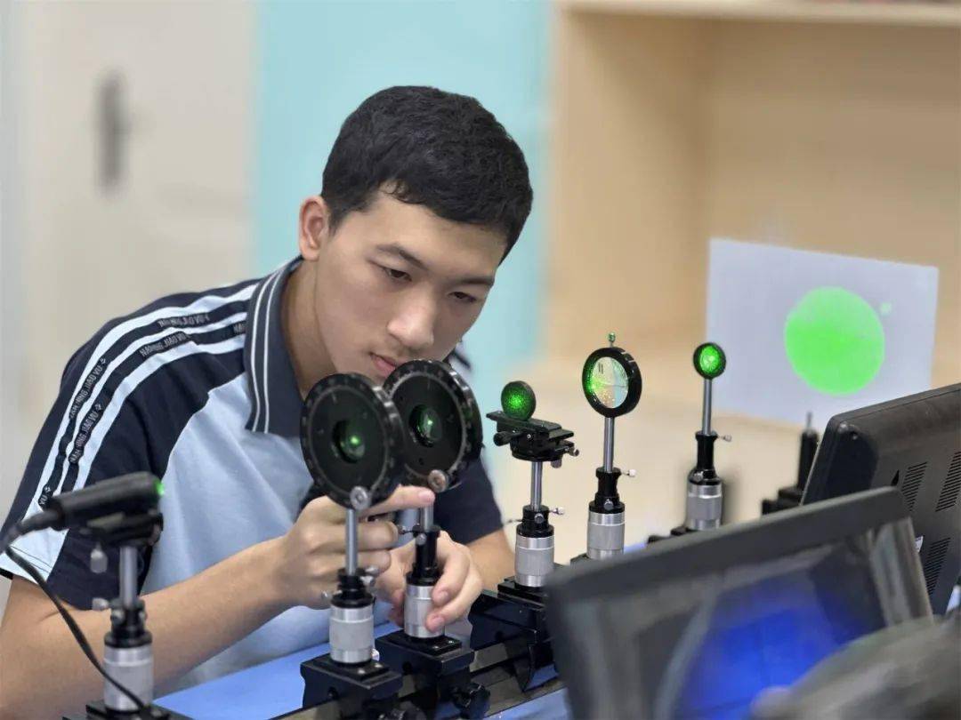 蒋岱兵夺得国际奥赛金牌正脸照片,广西高中物理竞赛蒋岱兵