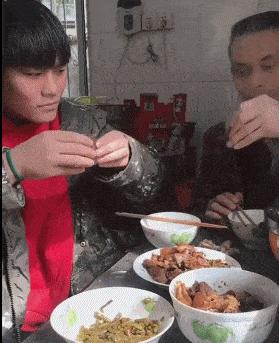 走路走累了坐下歇歇,走路累了继续走就不累了