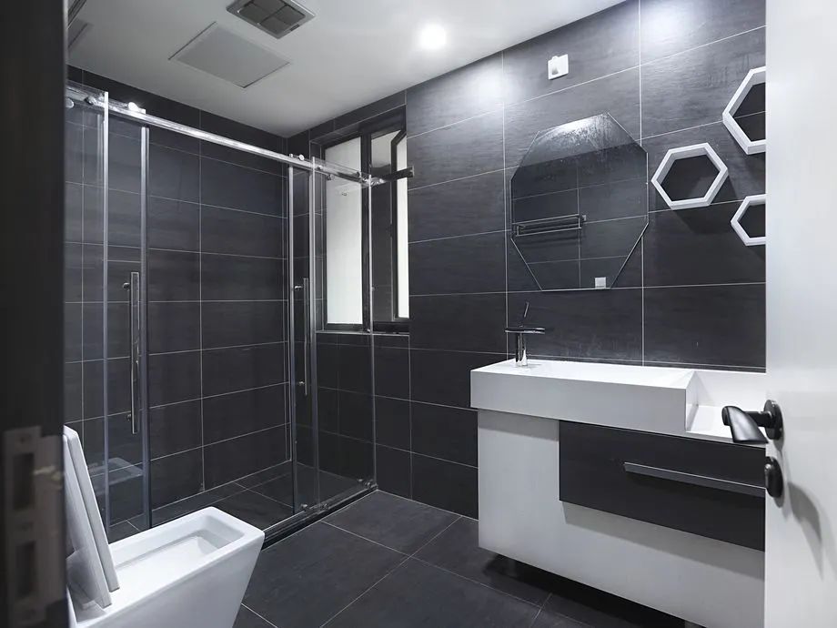 卫生间一洗澡就到处都是水怎么办,卫生间地板冒水怎么处理