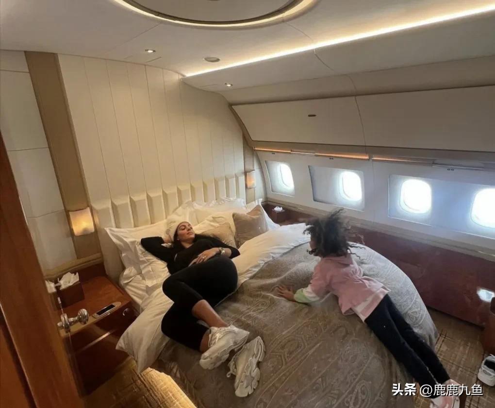 乔治娜发c罗王冠照,乔治娜看c罗比赛一身行头