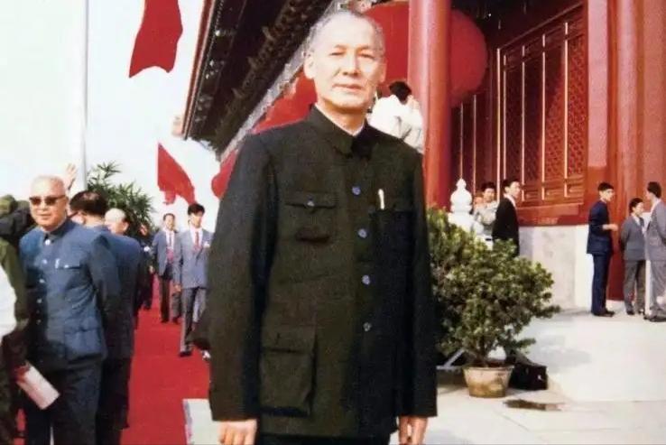 公安部长上交*小平邓**一份报告，邓公看后直言：这根本解决不了问题