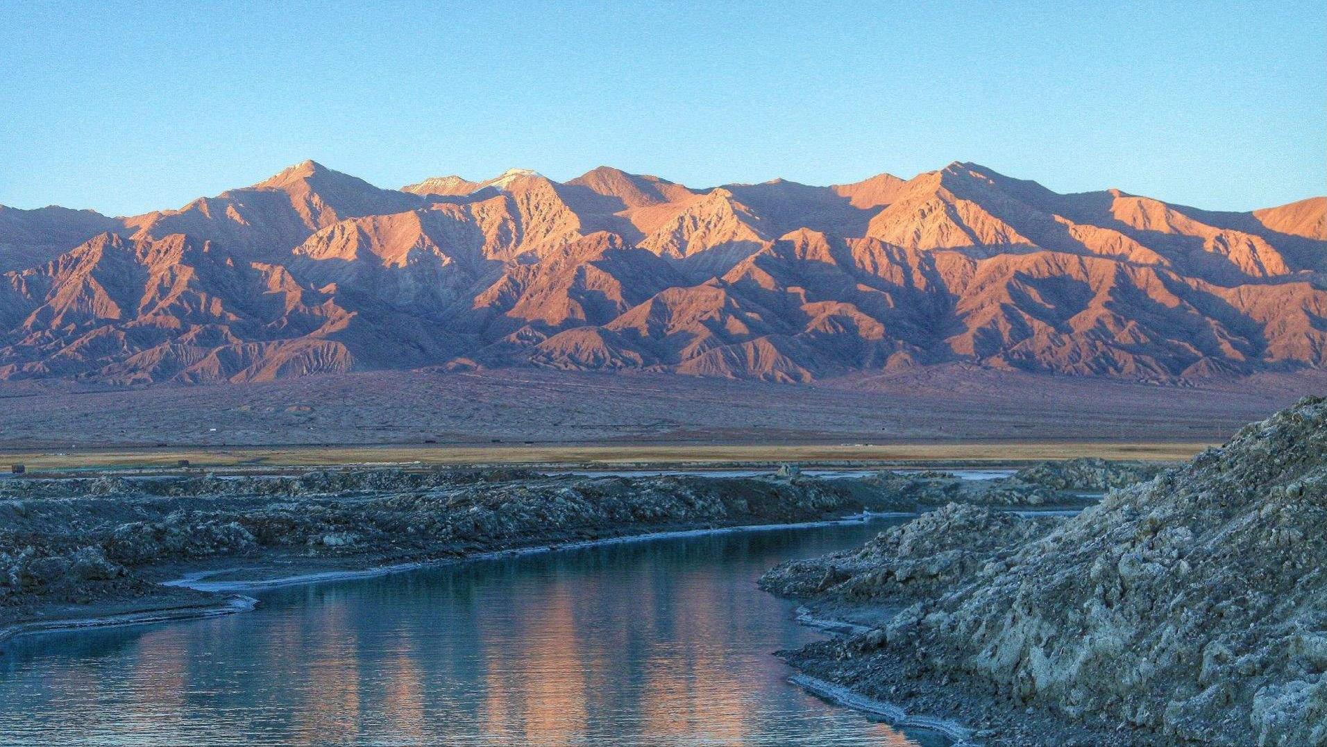 福州盆地的构造特征，对油气勘探的价值及其贡献