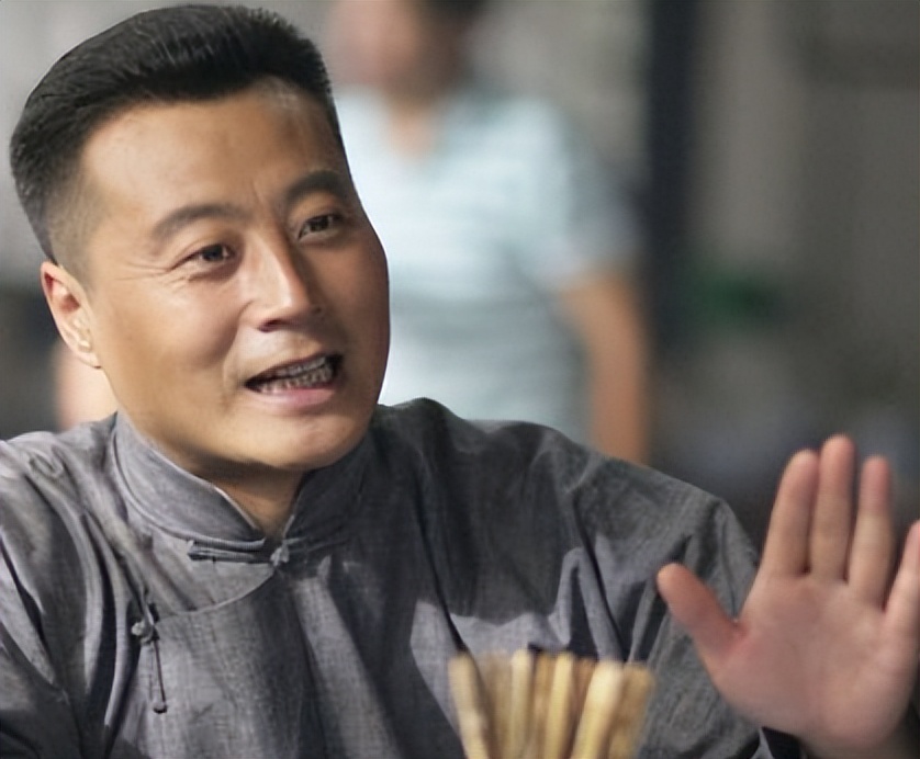 他9块钱娶了老婆住9平米的地下室7年,成名后也坚决不*妻换**