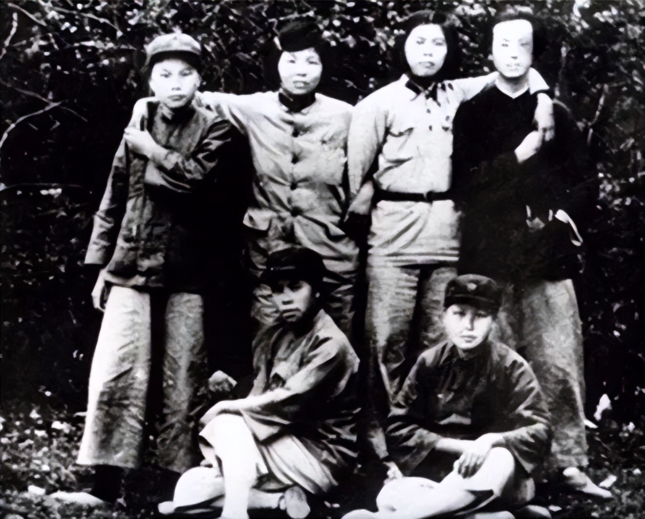 500农妇俘虏*军白**一个团，蒋介石大发雷霆，毛*东泽**：黄毛丫头真行