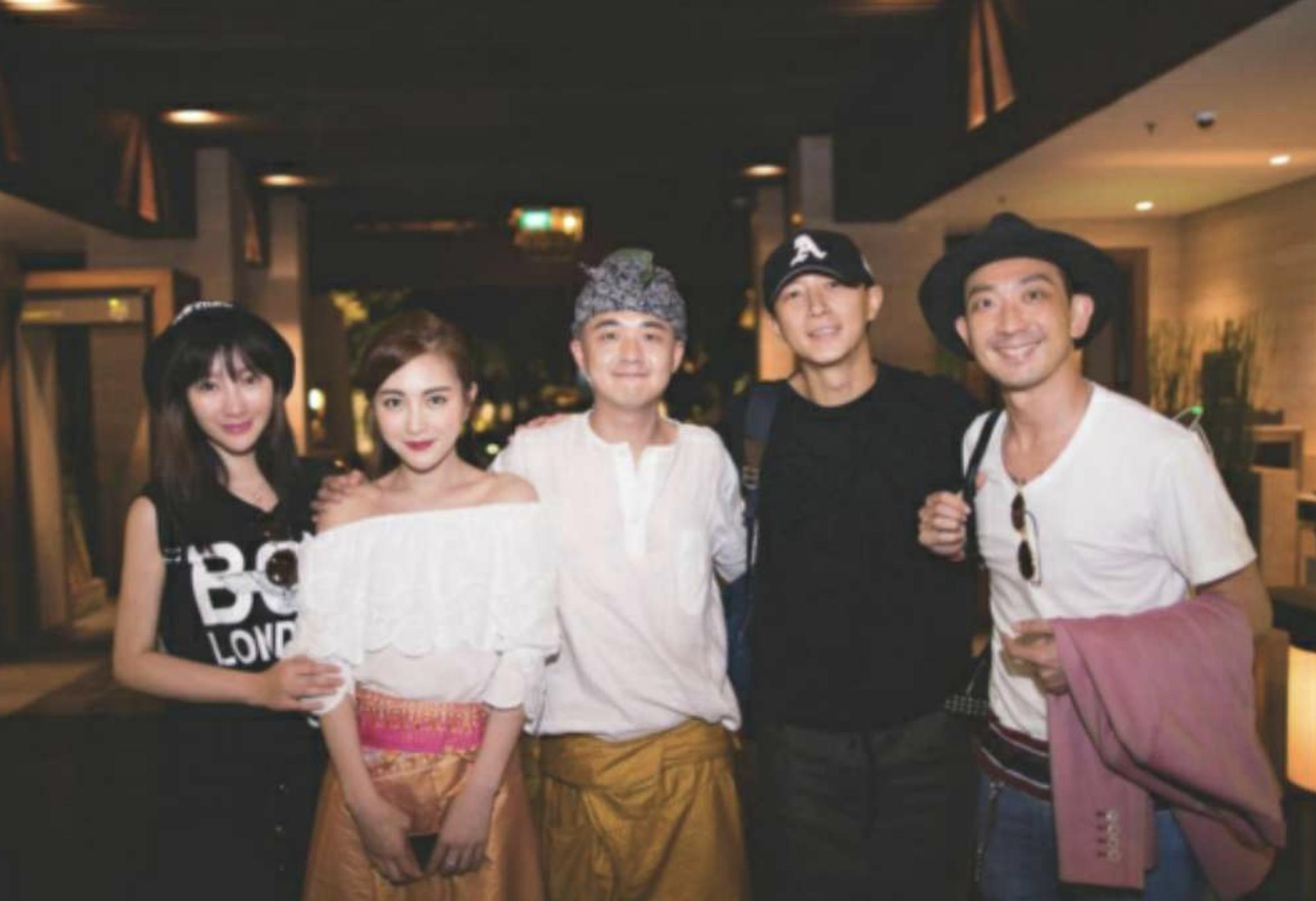 金星直播吐槽明星穿深v,金星吐槽明星走红毯捂胸