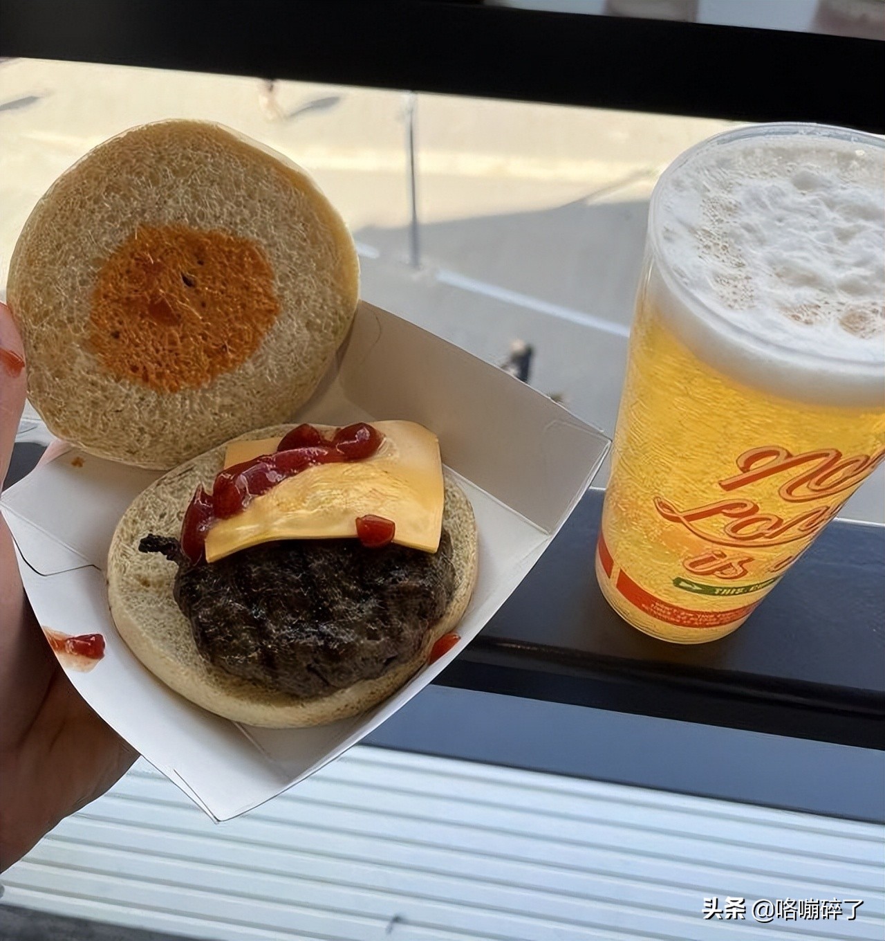 在球场吃美食,吃美食看球赛的地方