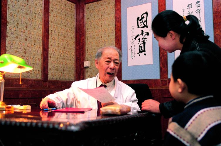 强直性脊柱炎健康科普,强直性脊柱炎用中医好还是西医好