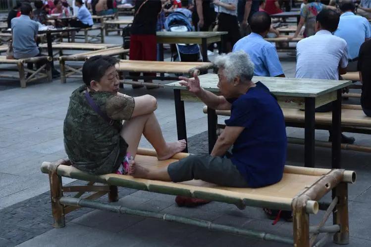 影星邓超曾在八一广场打地铺揭秘老南昌纳凉那些事儿